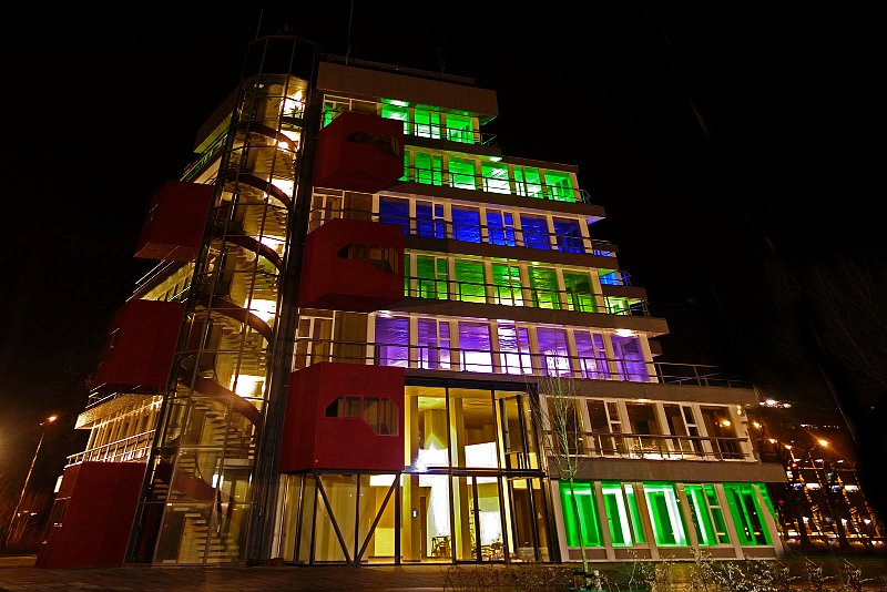 AO03.jpg - Wat een lichtspel en kleurig geheel dit gebouw. 
