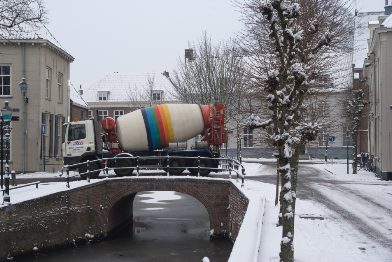 AM01.jpg - Een kleurige vrachtauto in het winterlandschap.