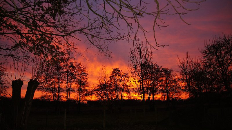 AA01.JPG - Mooie foto. Het is als of de horizon in brand staat.