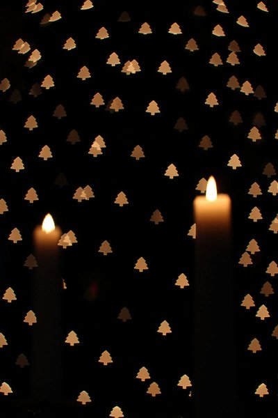 AD02.jpg - De lichtvlekken in de vorm van kerstboompjes zijn mooi. De belichting is ook goed, maar alleen jammer dat de kaarsen niet scherp zijn.