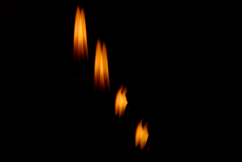 AI03.jpg - Door enige beweging lijken het net dubbele vlammen wat een bijzonder effect geeft. De belichting en scherpte zijn goed.
