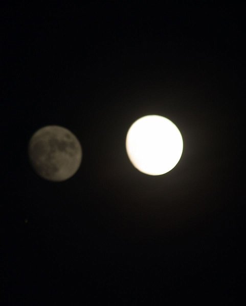 AF03.jpg - Voor zover ik het hier kan zien is deze foto door het glas heen genomen en daardoor een spiegeling van de maan op het glas zichtbaar.