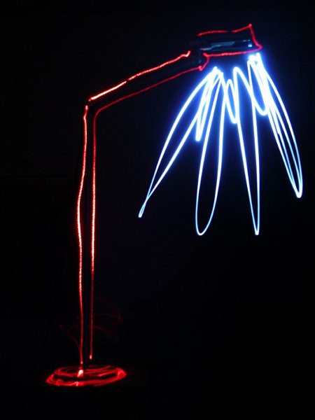 AE01.jpg - De vorm van de bureaulamp en twee kleuren "fiets" ledlampjes hebben deze tekening gemaakt.