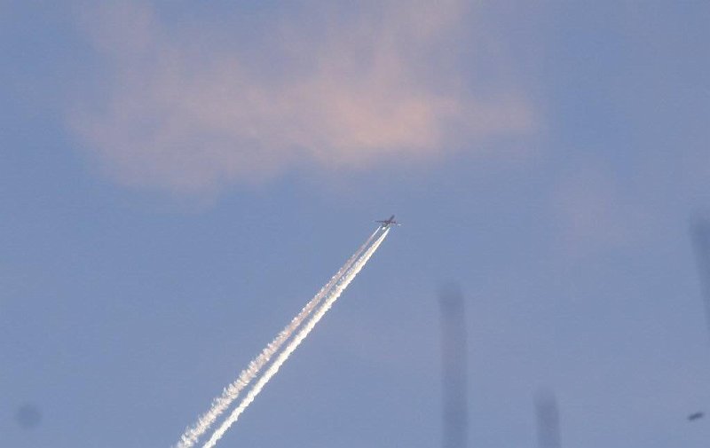 AC02.jpg - De "stralen" van een straalvliegtuig. Goed belicht. Jammer van die vage donkere strepen in beeld.