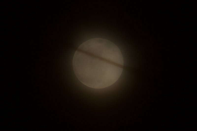 AA01.jpg - Jammer dat door de nevel die er op het moment van de foto was het beeld wat minder scherp oogt. Maar als je door de nevel heen kijkt zie je wel de details op de maan.