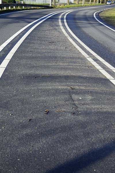 AO03.JPG - Een mooie serie strepen op de weg. Goed van scherpte en belichting. Alleen zou de handmatige witbalans naar mijn gevoel iets minder "koel" moeten staan. Het asfalt neigt wat naar te blauw al zijn dat vooral de schaduwen waar het extra opvalt.