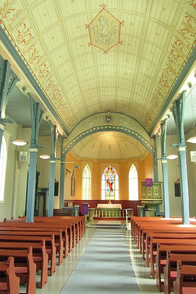 AH02.JPG - Een interieur van een kerk is nagenoeg ook altijd symmetrisch.