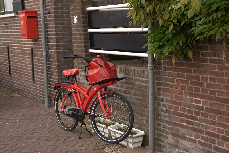 AA01.jpg - Mooi die rode fiets en die rode brievenbus. Daardoor een goede combinatie.