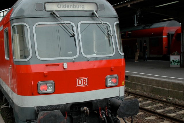 AH01.jpg - En rood zijn ze die Duitse treinen. Van mij had er bij deze foto wel iets meer op gemogen van de trein. Ik denk ook dat een staande uitsnede dan beter zou zijn geweest.