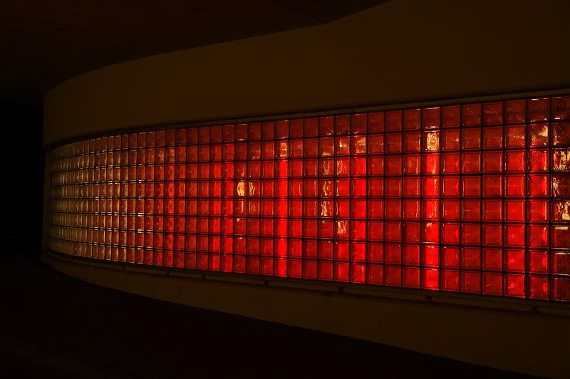 AK01.JPG - Heel mooi deze band van rood verlichte glasblokken. Goed belicht.
