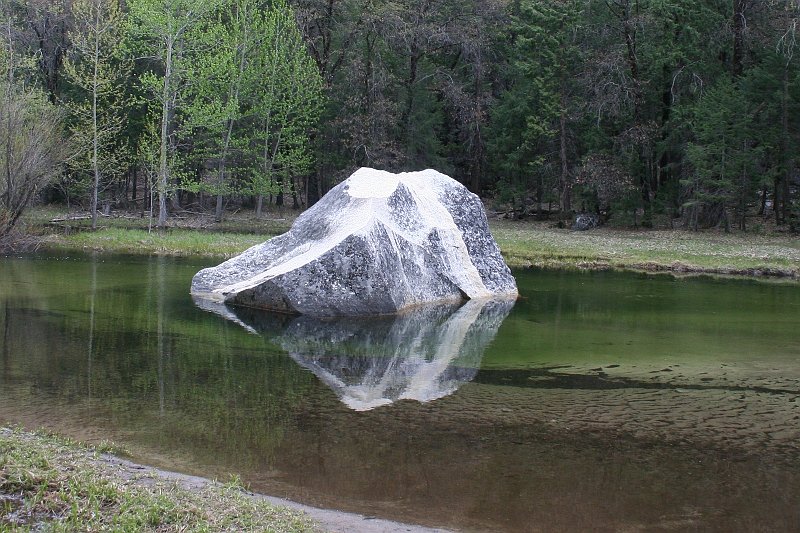 AC02.jpg - Mooi die weerspiegeling in het water van dat rotsblok.