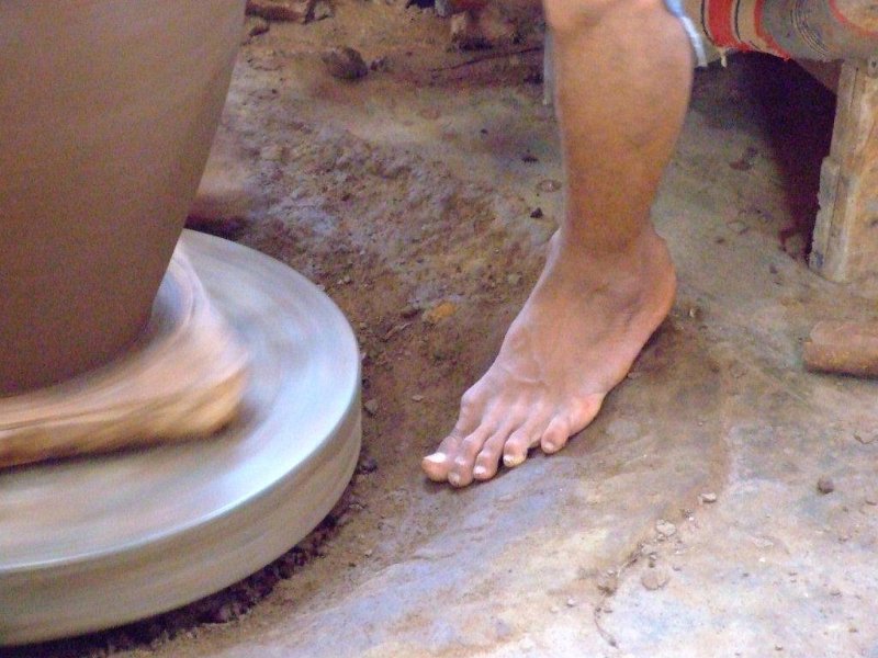 AF02.jpg - Goede belichting, jammer dat de andere voet die de steen "aandrijft" niet iets duidelijker te zien is. Probeer in zo'n geval meer te experimenteren met verschillende sluitertijden.