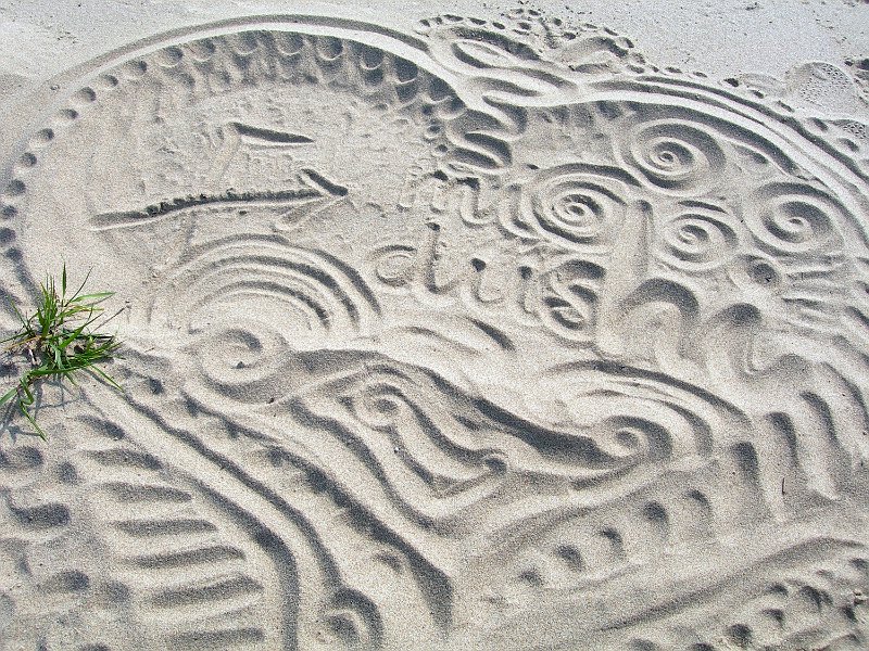 AL03.jpg - Een creative uiting in het zand. Goed belicht.          