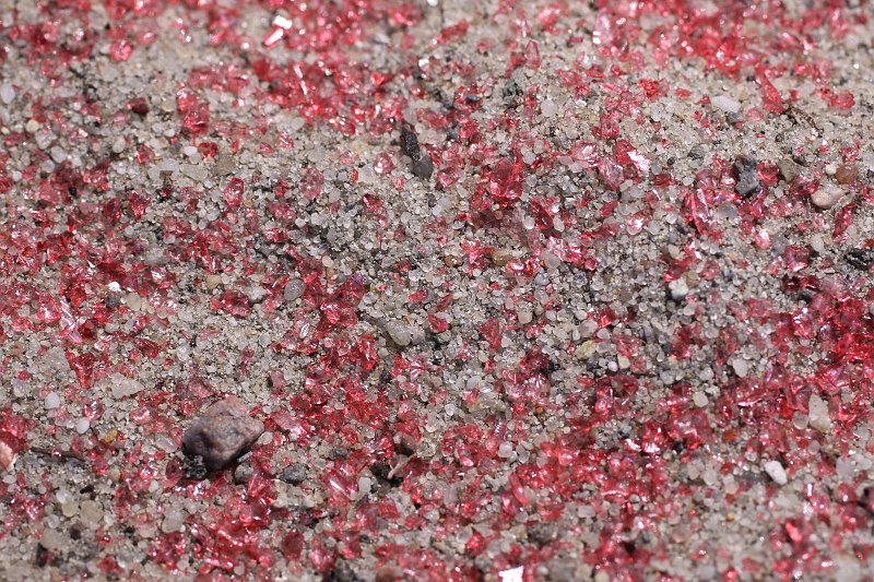 AO02.JPG - Met gekleurd zand er overheen.
