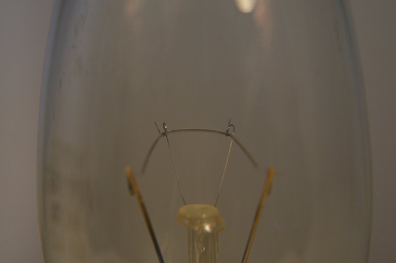 AE03.jpg - Dit detail van de gloeidraad in de lamp waarbij precies het middenstukje perfect in de scherpte zit is heel goed gekozen.                   
