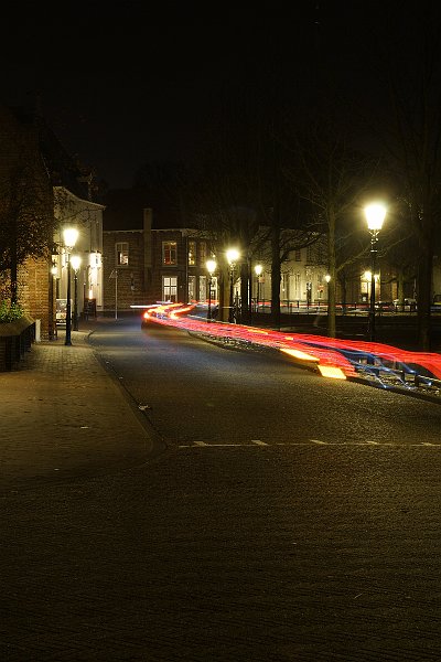 AA02.JPG - Heel goed belicht deze straat dankzij het verkeer wat er rijdt en een flink lange belichtingstijd (in dit geval 15 seconden) krijg je die mooie rode strepen van de achterlichten op de foto.