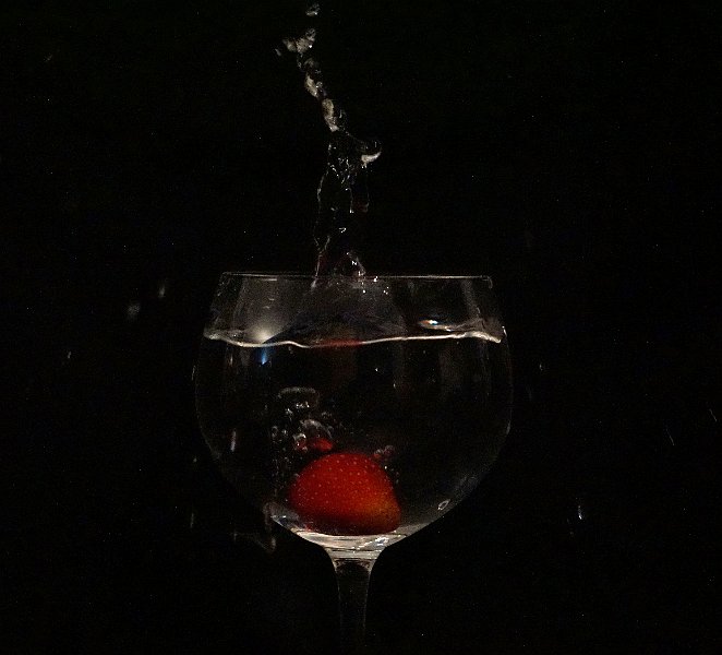 AG03.jpg - Vallend fruit in water en precies op het goede moment vastgelegd zodat er flink wat druppels te zien zijn. Hij had iets lichter gemogen. (Ongeveer + 0.5 of + 0.7 schat ik.)