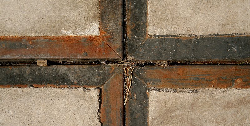 AN01.jpg - Mooi symmetrisch die metalen randen van de betonplaten. Ook de scherpte en belichting zijn in orde.