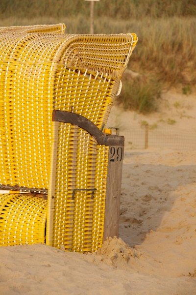 AV01.jpeg - Leuk die gele strandstoel. Het late avondlicht maakt het geel nog iets sterker.