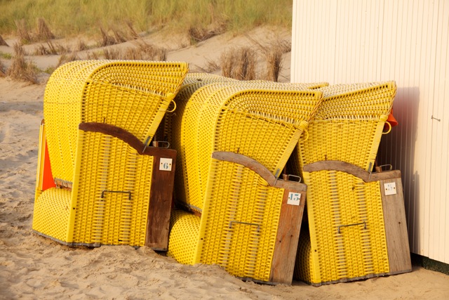 AV02.jpeg - Deze groep strandstoelen geeft haast het idee dat deze zelf beschutting hebben gezocht tegen de wind.