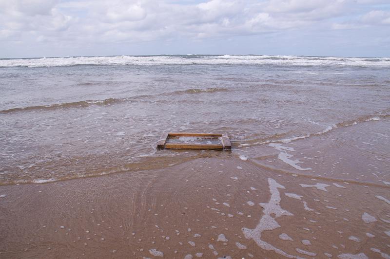 AB02.jpg - Langs het strand kun je veel aangespoeld hout vinden. Mooi dat ene raamwerk en verder niets dan zand, zee en lucht.