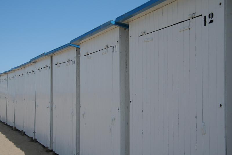 AQ02.JPG - Mooi die rij strandhuisjes. Ik zou qua compositie hebben geprobeerd om rechtsboven in de hoek het blauw te hebben laten beginnen, en linksonder het wit laten eindigen. Door iets met de zoom en je camerastandpunt te spelen moet dit mogelijk zijn.