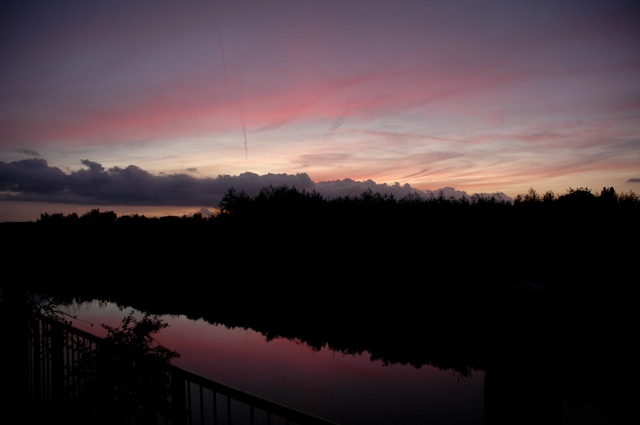 AA01.jpg - Mooi deze combinatie van het spiegelgladde water en de lucht.