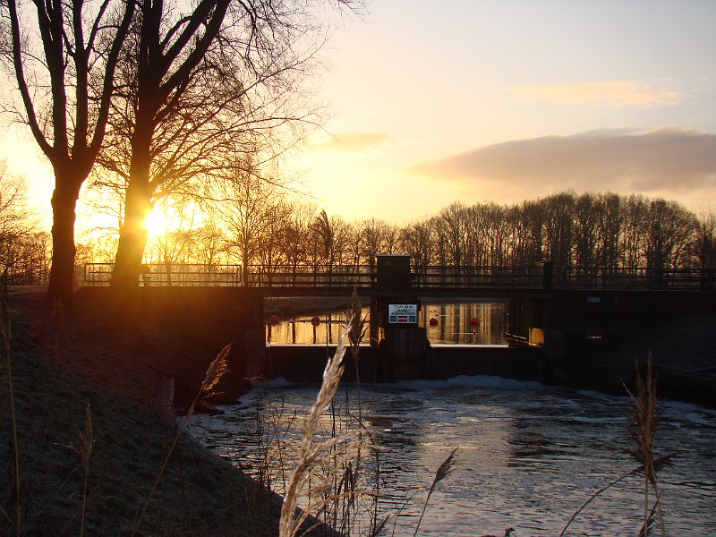 AB02.JPG - Water, bomen en lucht de 3 meest voorkomende "ingredienten" voor een zonsop of ondergang. Deze zonsopgang is mooi van compositie en belichting.