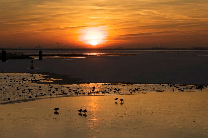 AD01.jpg - Hele mooie foto met een goede sfeer. Wat compositie betreft, zou de foto misschien nog iets sterker worden als het beeld iets naar rechts zou zijn geschoven, (die boei links zo ongeveer strak aan de linker kant)  zodat de zon wat meer uit het midden zou komen.