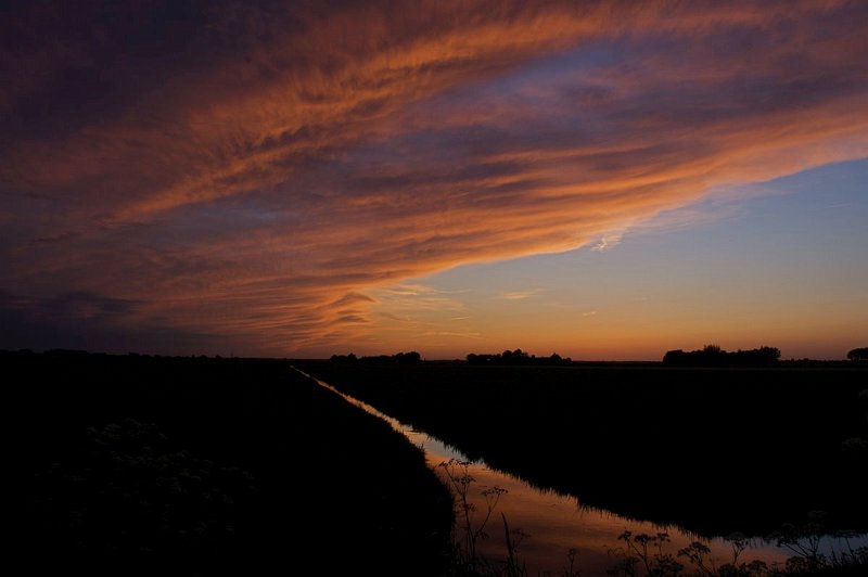 AD03.jpg - Mooi, dat heel donkere landschap met die lichte lijn van de sloot er doorheen. Ook goed van kleur en belichting.