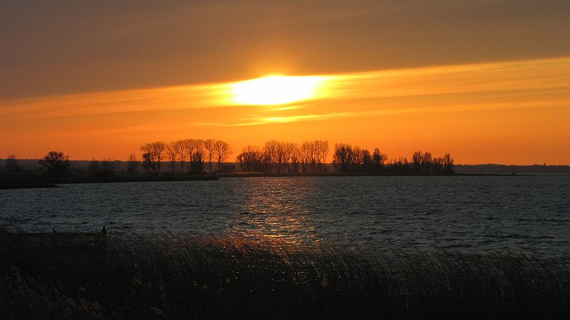 AE01.JPG - Een mooie zonsondergang bij het water. Goed van kleur en belichting.