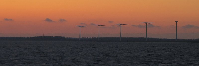 AE03.jpg - Als de lucht niet heel erg aantrekkelijk is door het ontbreken van hogere wolken, kan het de foto heel goed doen om er een panorama uitsnede van te maken.