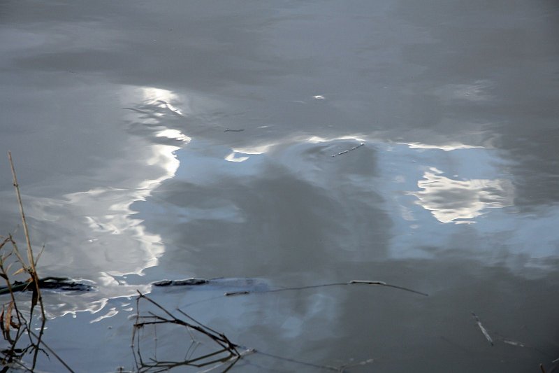 AK02.jpg - Door de weerspiegeling van de lucht op het water oppervlak een bijzonder effect.