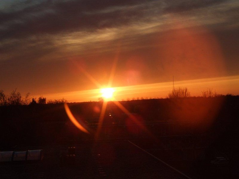 AL01.jpg - Iets te veel reflectie vlekken door de zon die recht in het (misschien een beetje vieze) objectief scheen. Denk ook aan een rechte horizon.