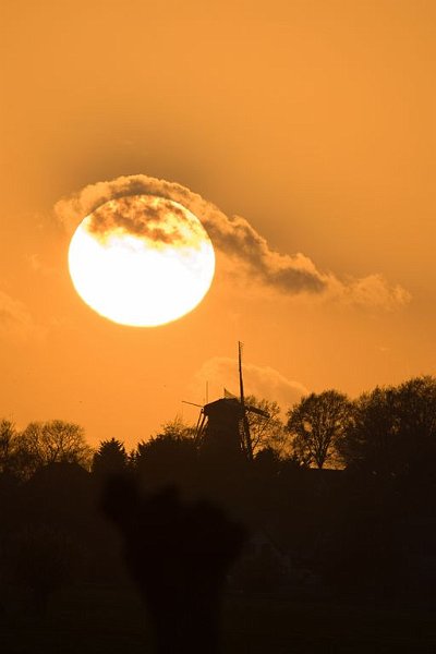 AM02.jpg - Deze is wel heel mooi met die "wolkendeken" over de zon.