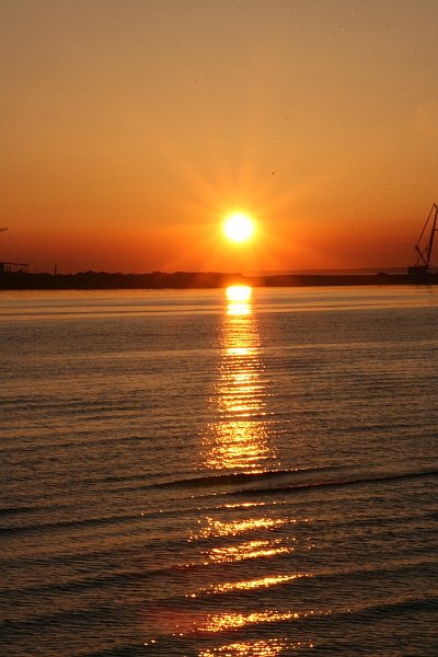 AP02.JPG - Heel mooi het licht van de zon in die lange baan over het water.