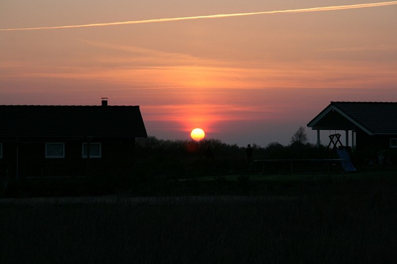 AP03.JPG - Hier had een sterkere tele een mooier beeld kunnen geven. Als je verder in zoomt wordt de zon een stuk groter. Nu valt hij een beetje weg in het geheel.