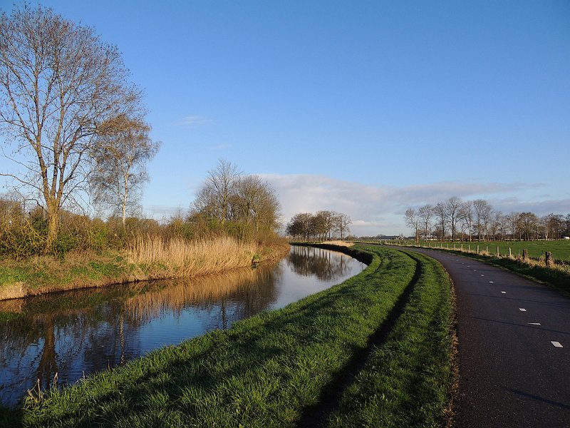 AB02.jpg - Wat is ons Nederlandse landschap toch prachtig groen!   Mooie goed belichte foto.        