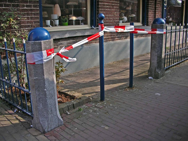 AJ03.jpg - Goede scherpte en belichting. Als het linker stenen paaltje en het hek in het origineel wel recht staan, moet je de foto nog eens proberen te maken en wat experimenteren met je camera standpunt. (ik denk een stukje lager) en er iets verder af gaan staan en wat meer inzoomen in dat geval ook. Dit lijkt namelijk op vertekening van het objectief.          