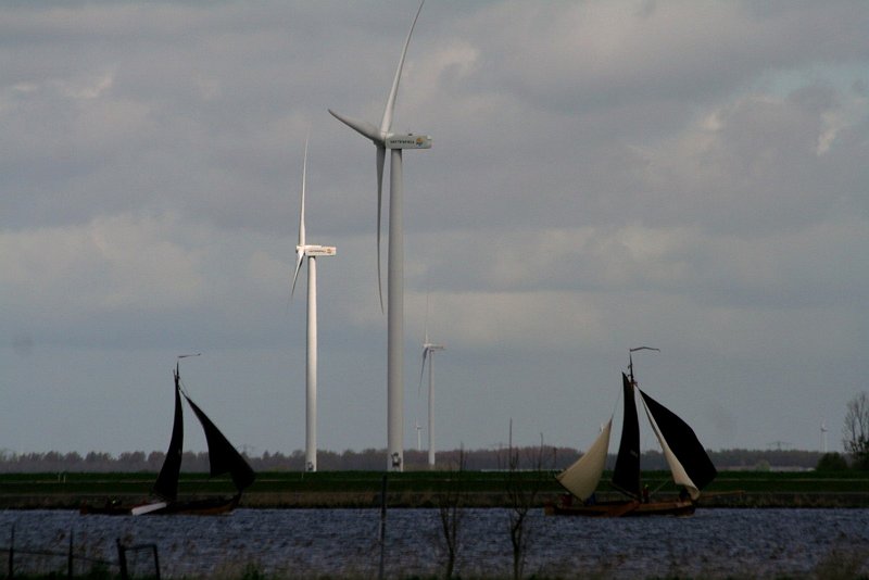 AF01.jpg - Precies die ene windmolen verlicht door de zon. Een kwestie van op het juiste moment op de goede plaats en voor een kort ogenblik als ik de wolkenlucht zo zie.