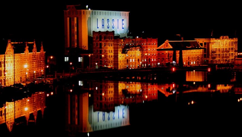 AF02.jpg - Mooi al die verlichte gebouwen met een weerspiegeling in nagenoeg spiegelglad water.