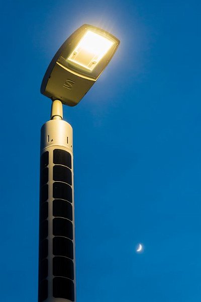 AH01.JPG - Als je rond kijkt kan je een heleboel verschillende soorten straatverlichting zien.