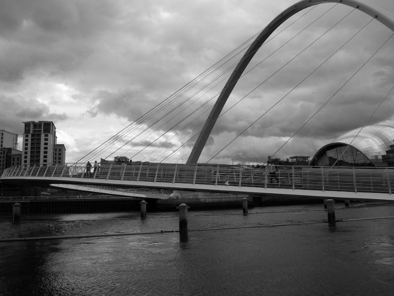 AO02.jpg - Newcastle.Jammer dat net het bovenste stukje brug mist.