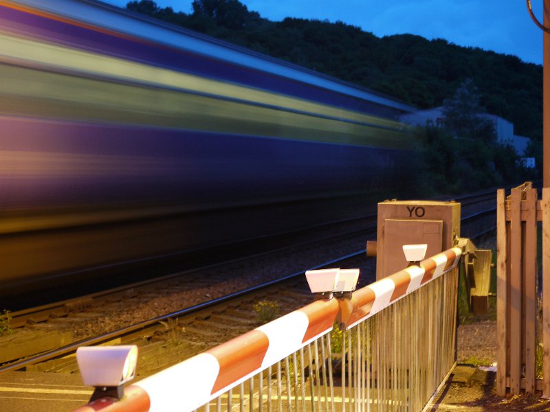 AO03.jpg - Prudhoe station.Heel mooie belichting, en een langs razende trein bij een overweg geeft altijd wel een heel mooi effect.