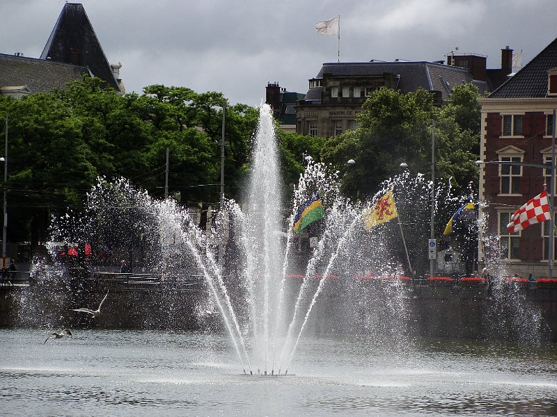 AA01.JPG - Mooie fontein. Ook goed belicht, alleen jammer dat de huizen en lantaarnpalen net wat te scheef staan. Ook bij dit soort onderwerpen let op je horizon. 