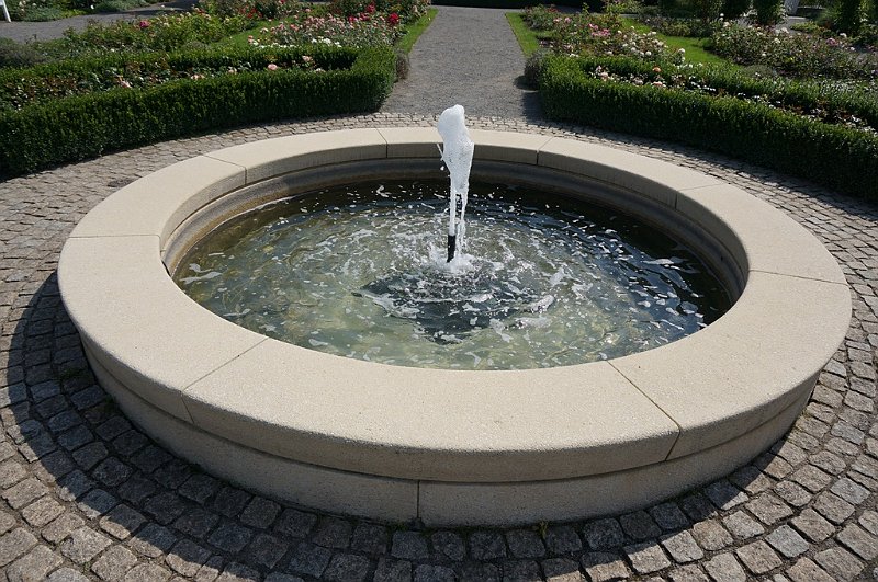 AD02.JPG - Ook kleine fonteinen kunnen mooi zijn. Als je hier met je camera net op het randje van de bak zou hebben gestaan had de fontein denk ik net iets mooier in beeld kunnen komen.