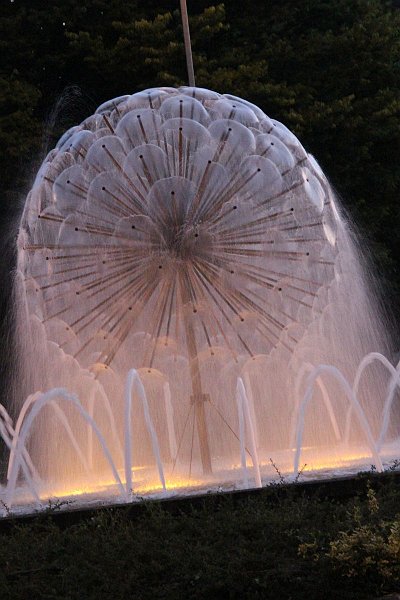 AO02.JPG - Al eerder gezien deze fontein, maar bij dit late tijdstip geeft de verlichting wel een heel mooi effect. Jammer dat je niet genoeg op de horizon hebt gelet. Bij weinig licht is dat extra lastig te zien, dus een waterpasje en een zaklantaarn(tje) kunnen je zeer behulpzaam zijn.