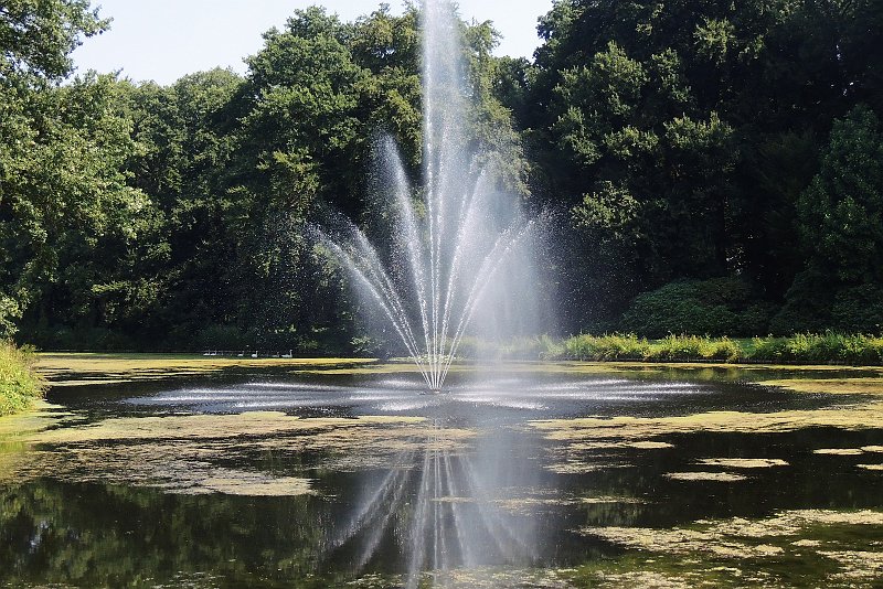 AR02.jpg - Deze fontein  is mooi door de spiegeling in het water. Ik zou alleen hem staand hebben gemaakt met de zelfde zoomstand zodat het topje van de fontein en het hele spiegelbeeld op de foto staat.          