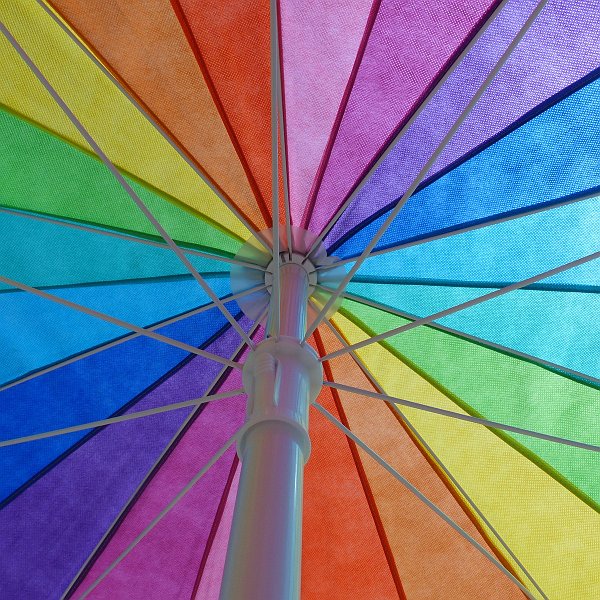 AA02.JPG - Leuk zo'n parasol waarmee je op je wneken wordt bediend voor de opdracht vd maand. Goede belichting en ook de scherpte is goed. Ik had alleen even met m'n camera standpunt geschoven, zodat de stok van de parasol recht naar benden zou zijn gegaan.