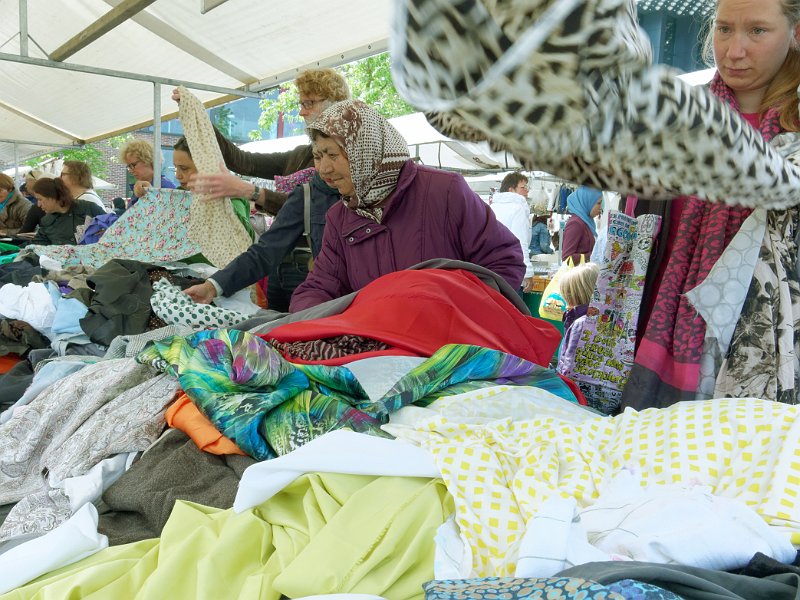 AE03.jpg - Op de markt zijn altijd wel kleurige foto's te maken.          